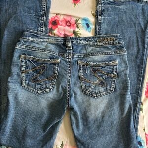 Silver Jeans Women's Medium Blue Bootcut Jeans with Embroidered Back Pockets